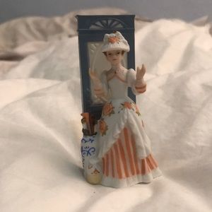 Avon mini mrs Albee doll with door